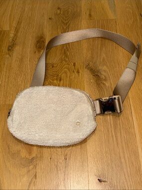 lululemon belt bag shearling Amazon.com: Athletica Everywhere Fleece (Light Ivory) : Clothing, Shoes & Jewelry EUC Lululemon Everywhere belt bag